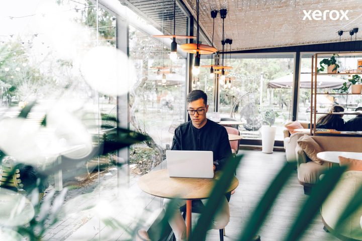 Un uomo che lavora diligentemente sul suo laptop in un bar affollato, immerso nei suoi compiti in un ambiente vivace. Un uomo che lavora diligentemente sul suo laptop in un bar affollato, immerso nei suoi compiti in un ambiente vivace.