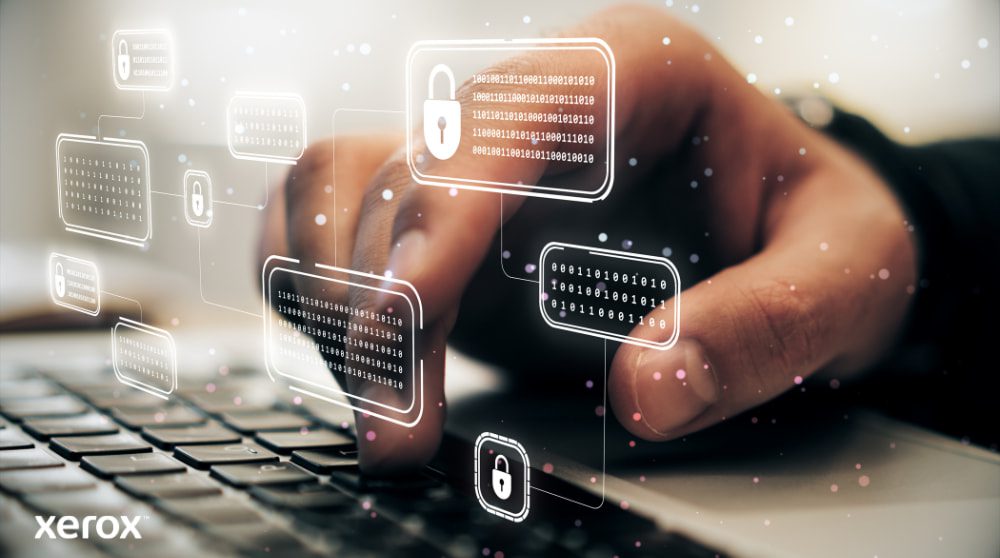La mano di una persona sta digitando sulla tastiera di un computer portatile, con un lucchetto digitale luminoso e icone di codice binario sovrapposte all'immagine, a simboleggiare una solida sicurezza informatica e protezione dei dati.
