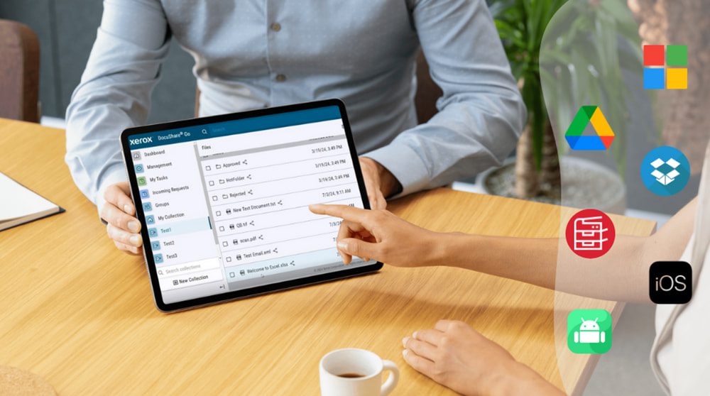 Xerox® DocuShare® Go: compatibilità e integrazione perfette Una mano che tiene uno smartphone interagisce con il touchscreen di una stampante multifunzione Xerox, visualizzando varie icone, tra cui i loghi di dispositivi mobili e di archiviazione cloud, che simboleggiano l'ampia compatibilità e la perfetta integrazione con Xerox DocuShare Go.