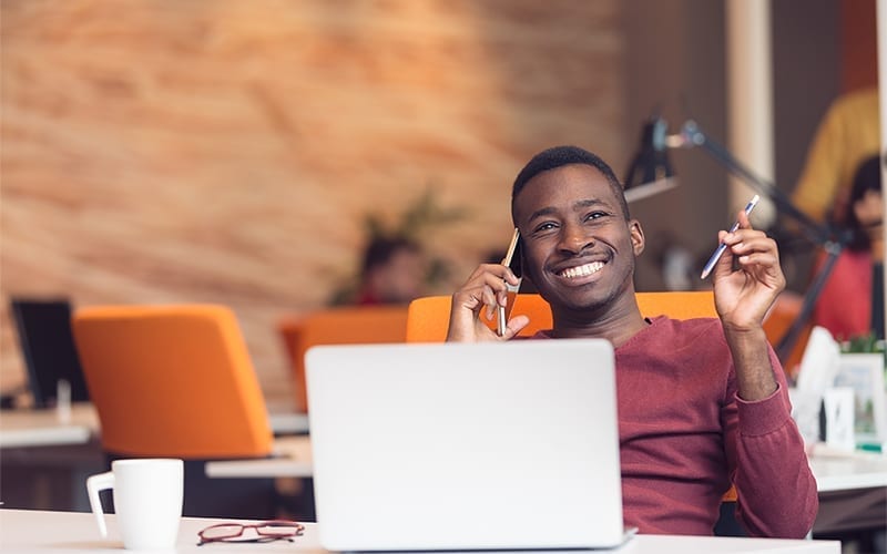 Uomo sorridente con computer