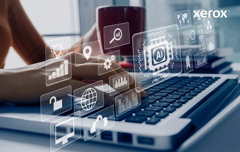 Mani che digitano su un laptop con icone digitali che simboleggiano l'intelligenza artificiale e l'analisi dei dati sovrapposte.