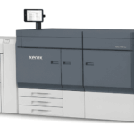 Pressa di produzione Xerox® Proficio™ PX500 vista laterale e schermo