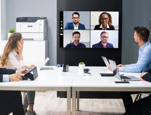 Persone in una sala riunioni davanti alla atampante Xerox® B410